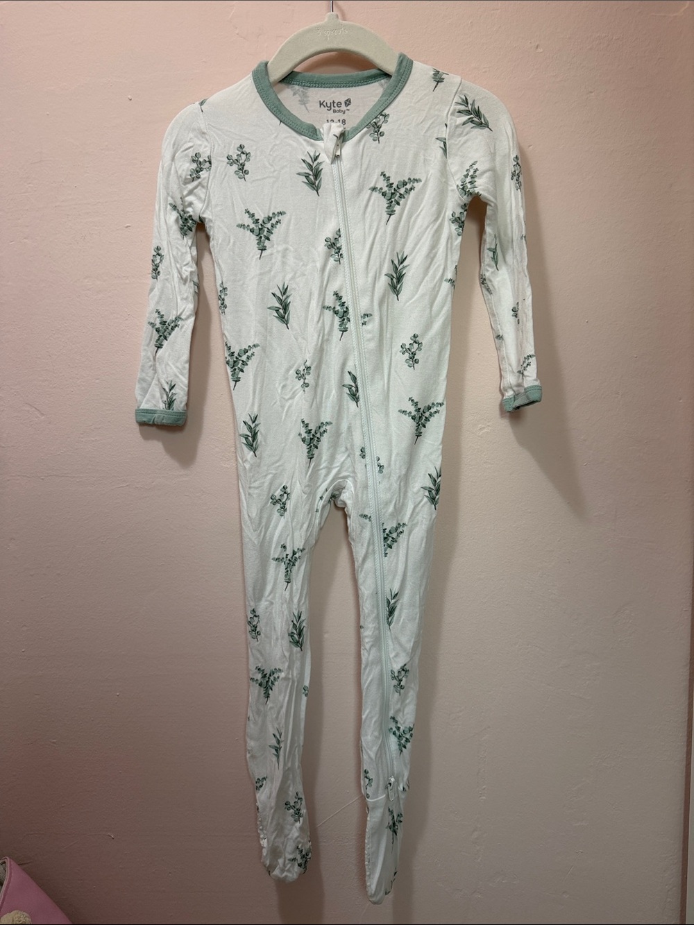 Kyte BABY White Footed Zip One-Piece with Green Botanical Print Eucalyptus 12-18